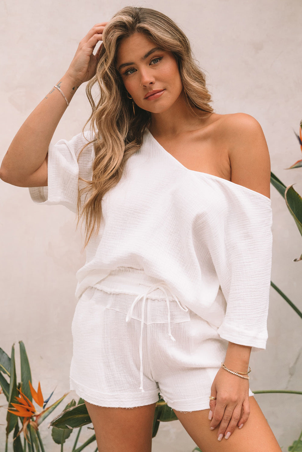 Relax in style with this lightweight 2-piece set! The oversized top and frayed shorts are made from crinkle textured fabric, perfect for lounging. Wear them together or separately for a versatile and effortless look.