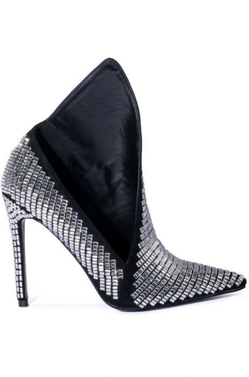 Walk with style in these luxurious Designer Women's Multi Colored Rhinestone Boots. The intricate rhinestone design adds a touch of elegance to any outfit, while the high-quality materials ensure durability and comfort. Elevate your wardrobe with these exclusive boots that are sure to turn heads.